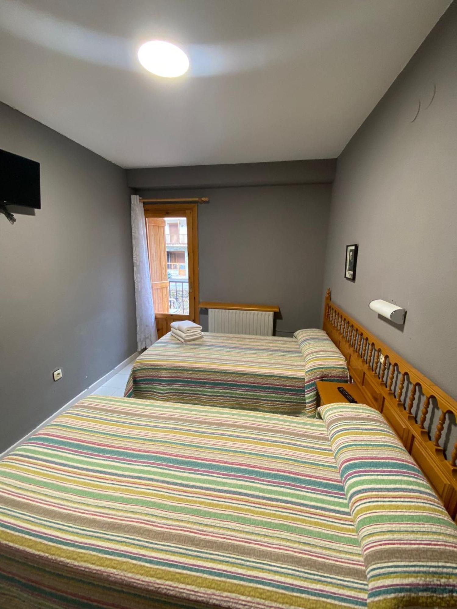 Hostal Los Valles Bielsa Exterior foto